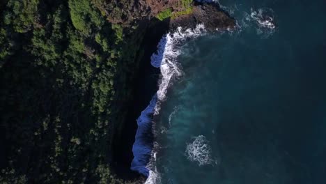 oleaje en la palma arena negra y paisaje volcánico, descenso aéreo