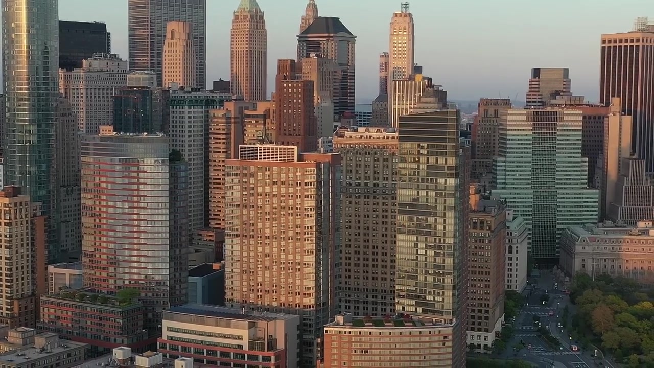 Vista de edifícios da cidade em Nova York durante o pôr do sol.