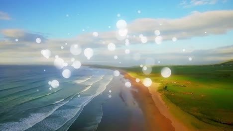 paisaje de playa con agua tranquila y cielos despejados