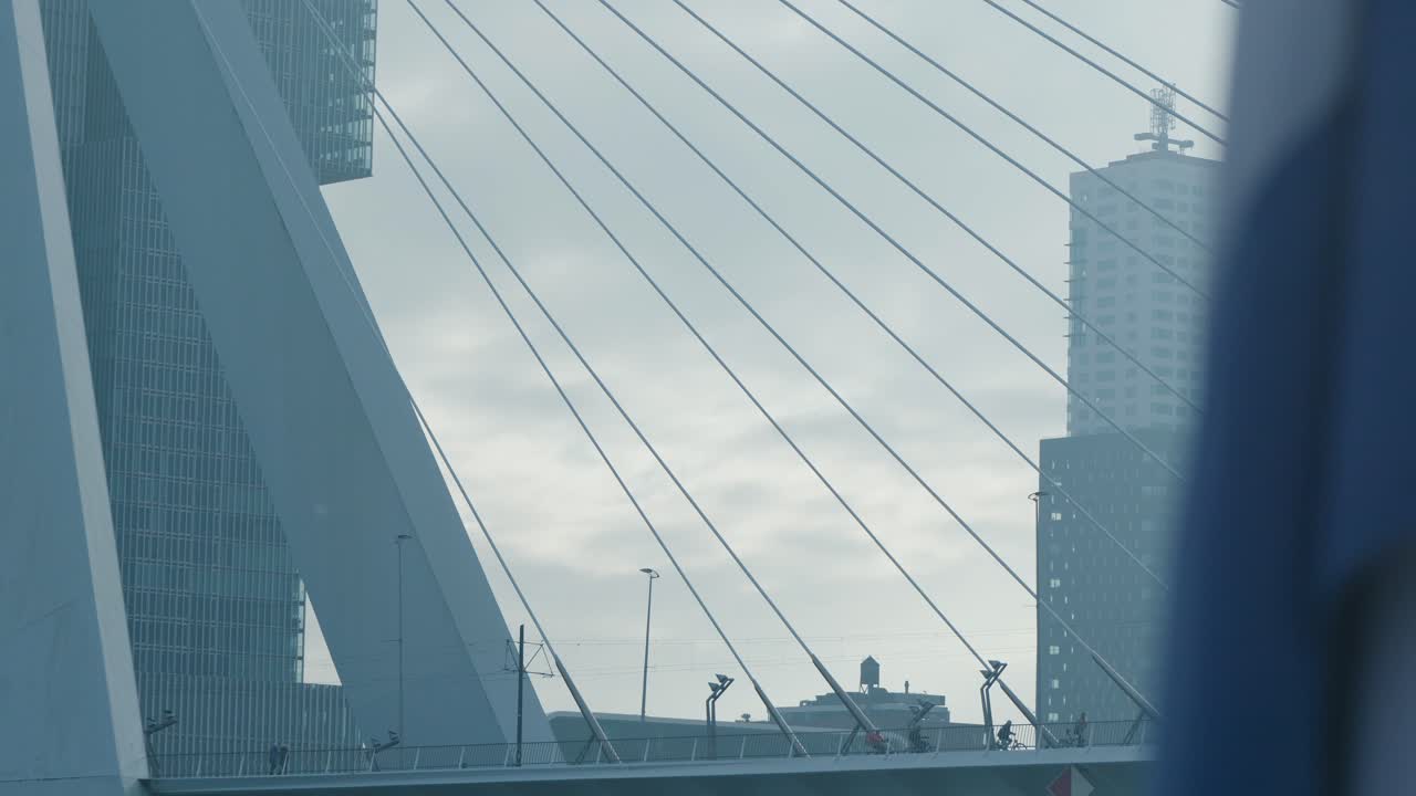 toma de establecimiento en cámara lenta de la impresionante arquitectura en el centro de rotterdam