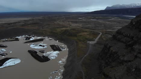 Imágenes-Aéreas-Que-Muestran-El-Punto-Glacial-Svinafellsjokul-Con-Mucho-Hielo-Derretido-En-Agua-Marrón-1