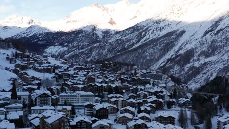inclínese hacia los tejados cubiertos de nieve en un hermoso pueblo de montaña