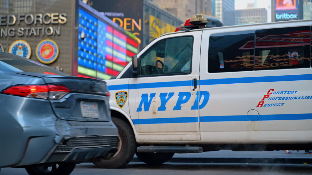 New York, USA, 28 dicembre 2025: Primo piano di un veicolo della polizia a Times Square. Vista ravvicinata di un veicolo della polizia di New York con le luci di Times Square e i pedoni sfocati sullo sfondo