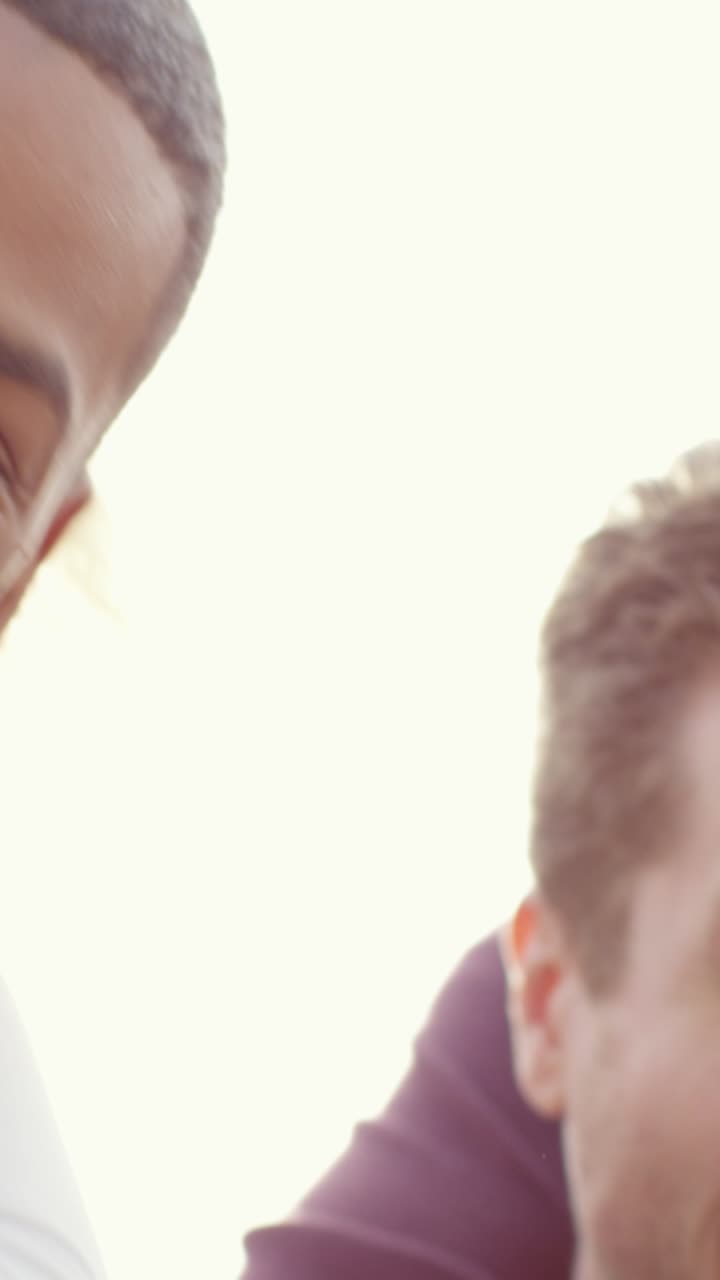 четверо взрослых друзей развлекаются на улице, катаясь на свиньях