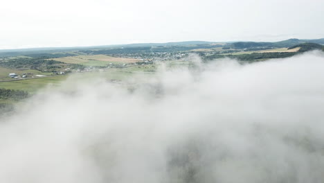 Nubes-Que-Desbordan-Una-Montaña-En-La-Cresta-Del-Río-St-Laurence-En-Gaspesie-Quebec-Canadá