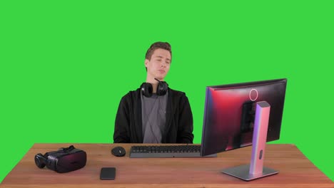 jugador molesto expresando decepción viendo un juego en línea en una pantalla verde, tecla de croma