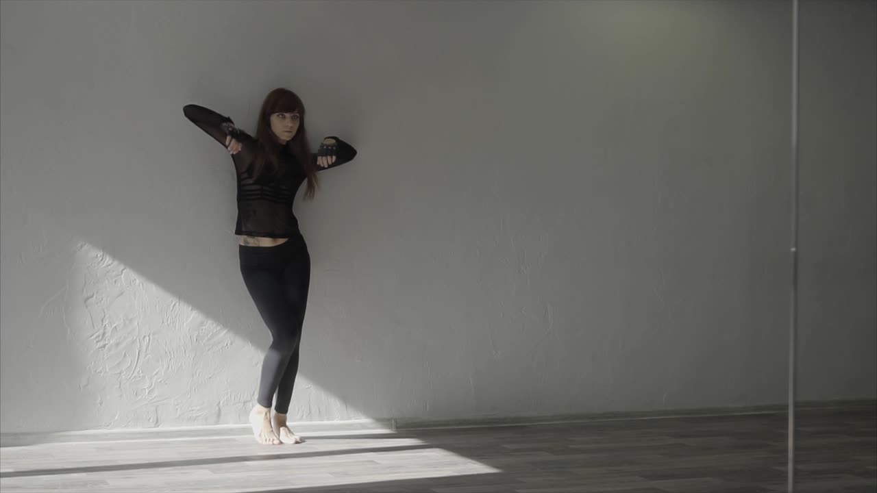 Donna che balla in uno studio