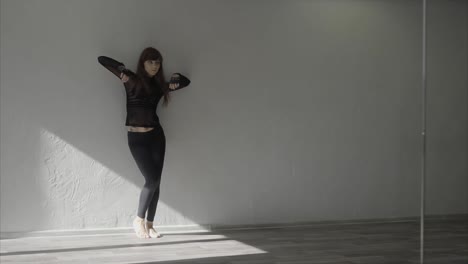 mujer bailando en un estudio