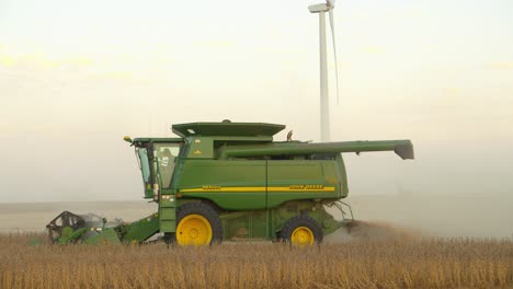 Farm-Im-Mittleren-Westen,-Die-Am-Frühen-Oktoberabend-Geerntet-Wird