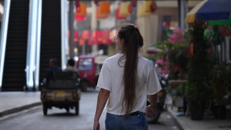 Hermosa-Chica-En-Camiseta-Blanca-Camina-En-El