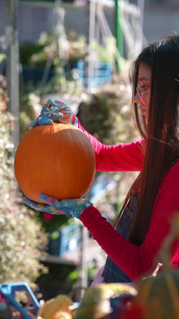큰 호박 을 들고 있는 여자
