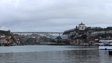 Toma-De-Establecimiento-De-Ponte-Dom-Luis-I-En-Porto,-Tranquilo-Día-Nublado