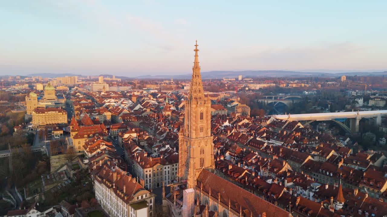 Ripresa aerea con drone in orbita della celebre Chiesa di Berna, Svizzera: la "Berner Münster".