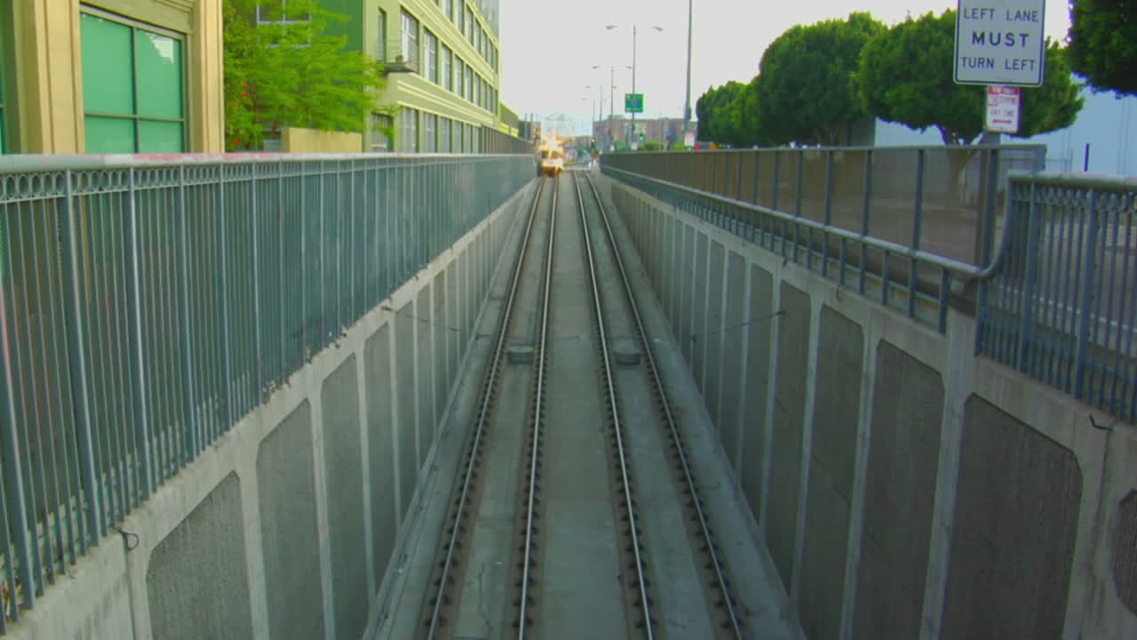 지하철이 지상에서 움직인다