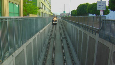 Eine-U-Bahn-Fährt-Oberirdisch