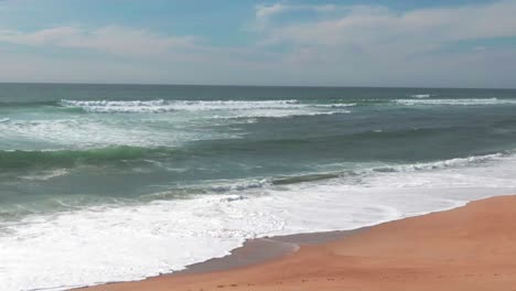 Playa-De-Arena-Con-Olas-Rompiendo-En-La-Costa,-Soustons-En-Francia