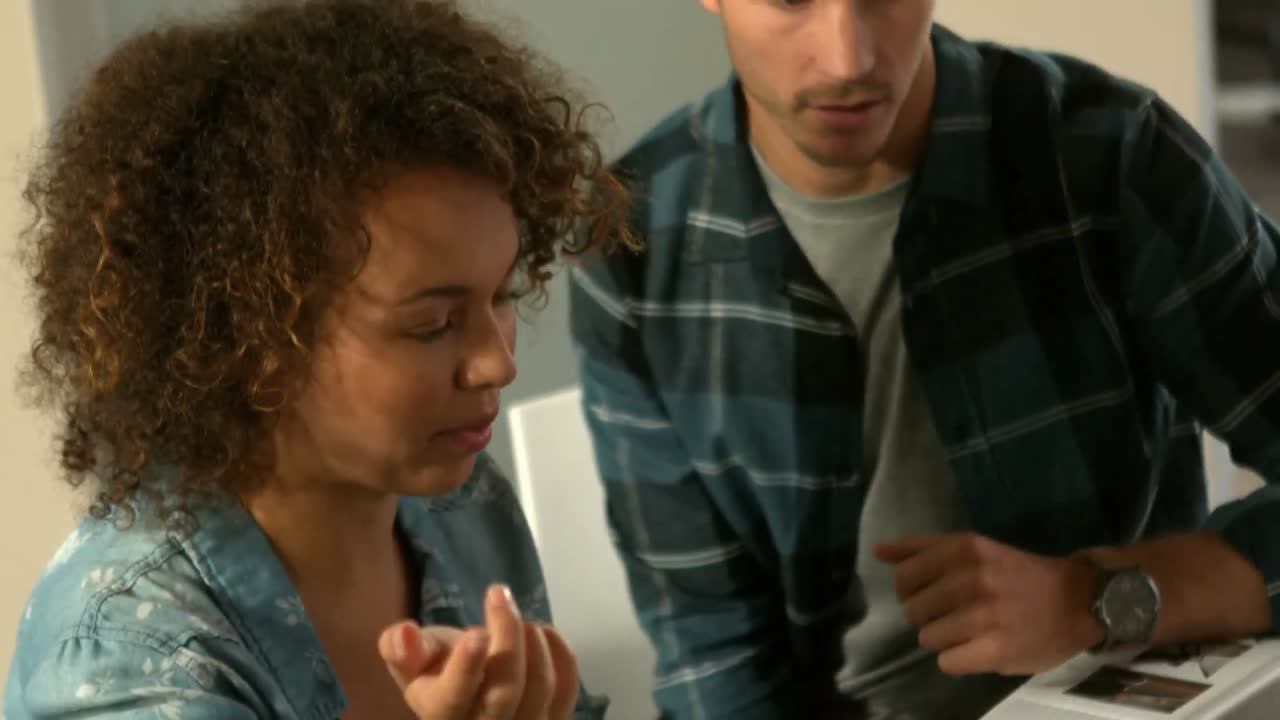 equipo creativo trabajando juntos en una computadora