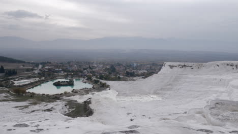terrazas de travertino de pamukkale y vista de la ciudad pavo