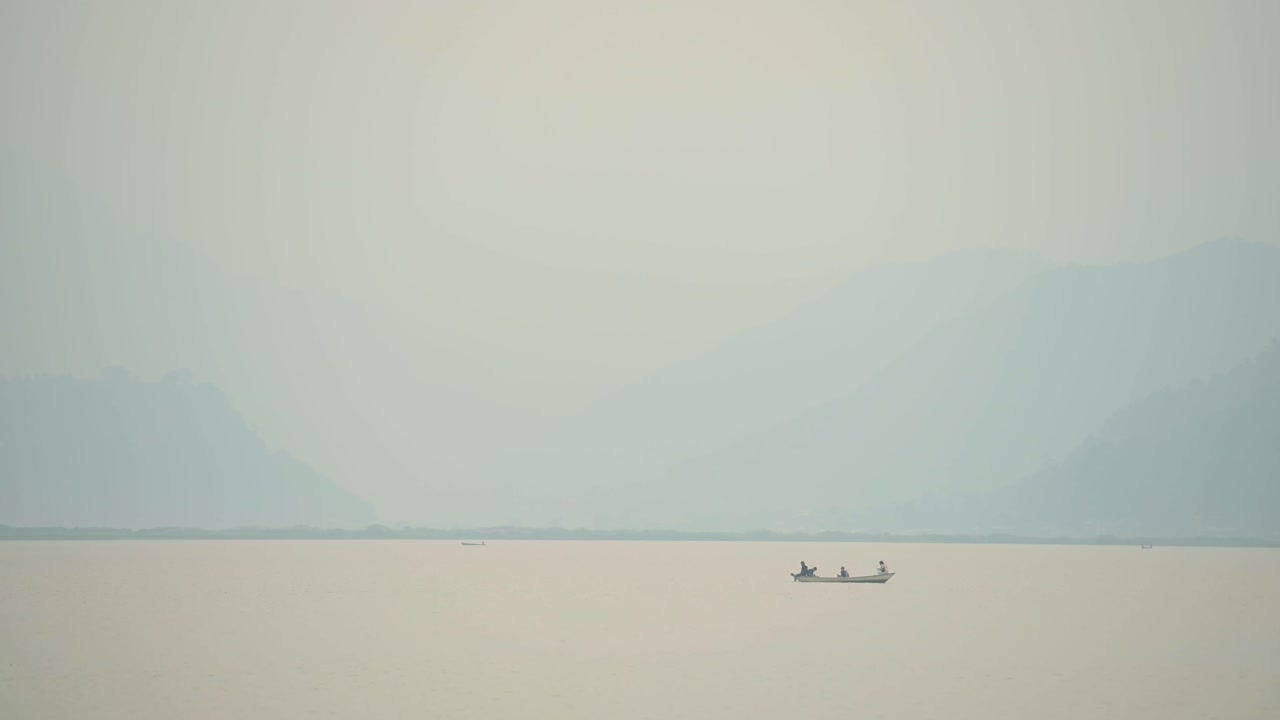 페와 호수 (phewa lake) 에서 배를 타고 포카라 (pokhara) 를 여행하는 사람들, 네팔의 해가 지는 동안, 놀라운 극적인 산 풍경과 함께 아름다운 페와 호 (phocara)