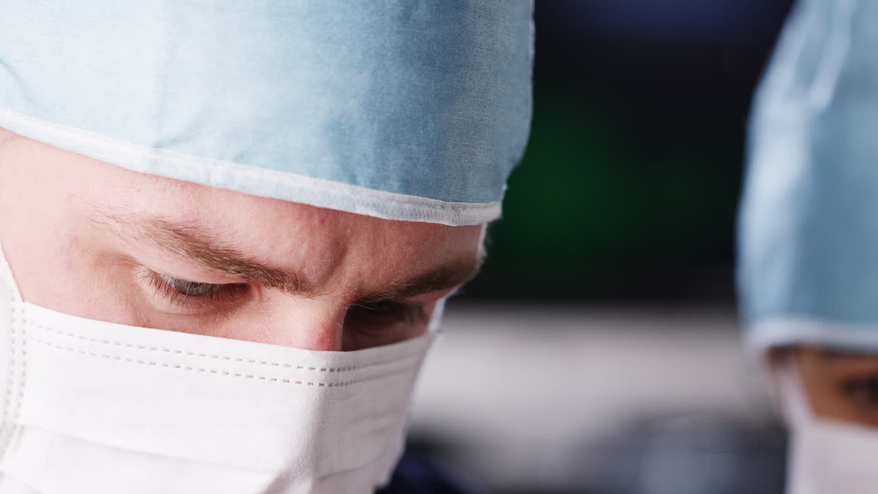 cirujano y asistente médico trabajando, tiro en la cabeza