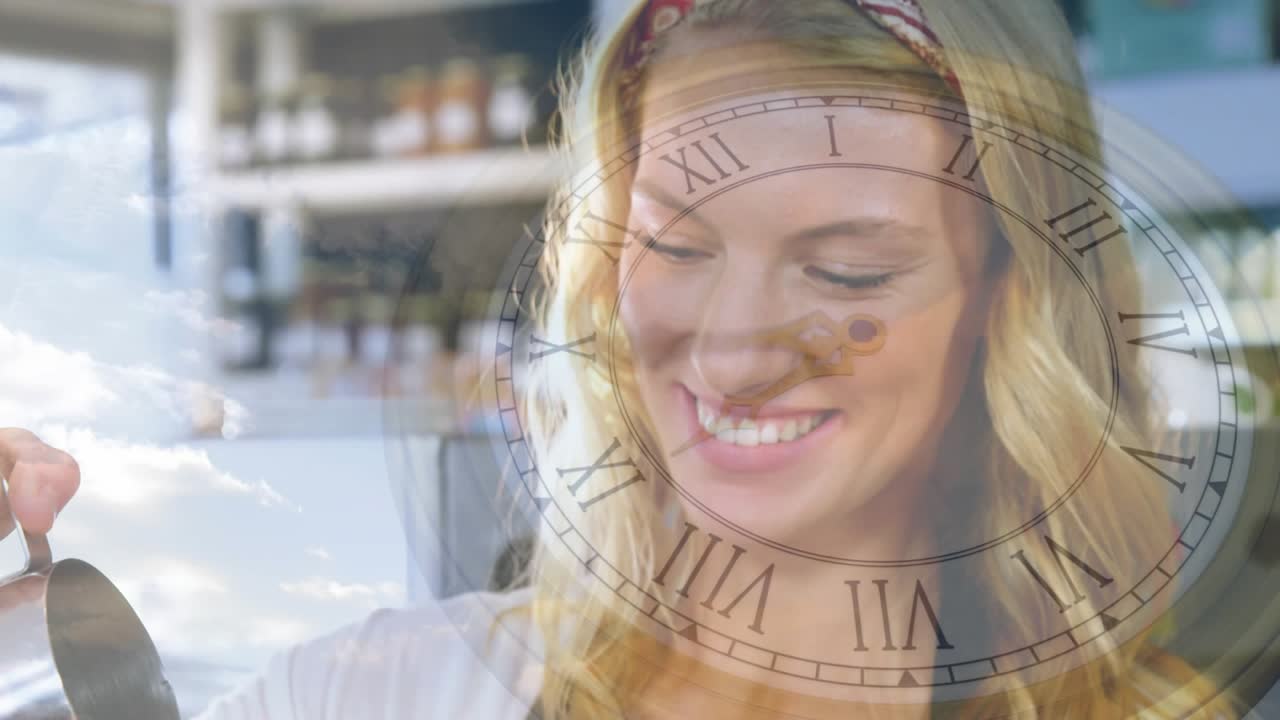 Barista mujer inclinando una jarra, vertiendo leche en una taza, mostrando café como un reloj y una superposición de nubes creciendo.