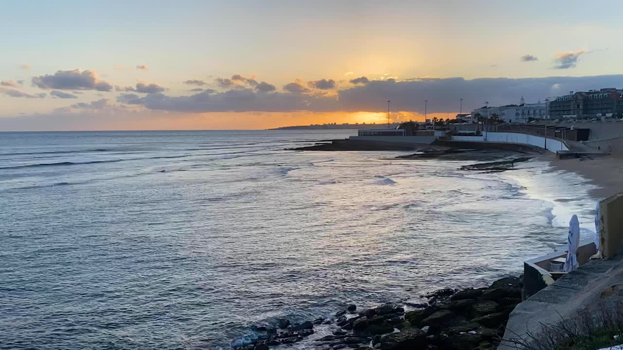 increíble puesta de sol con grandes colores y nubes en cascais, portugal