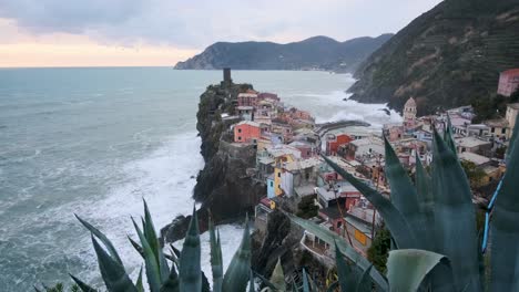 Vista-Aérea-De-Vernazza,-5-Terre