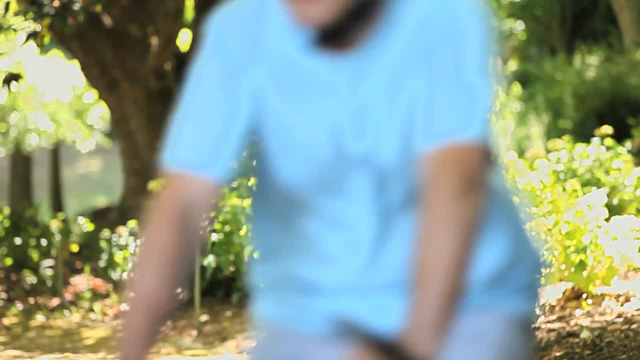 anciano y mujer en bicicleta juntos