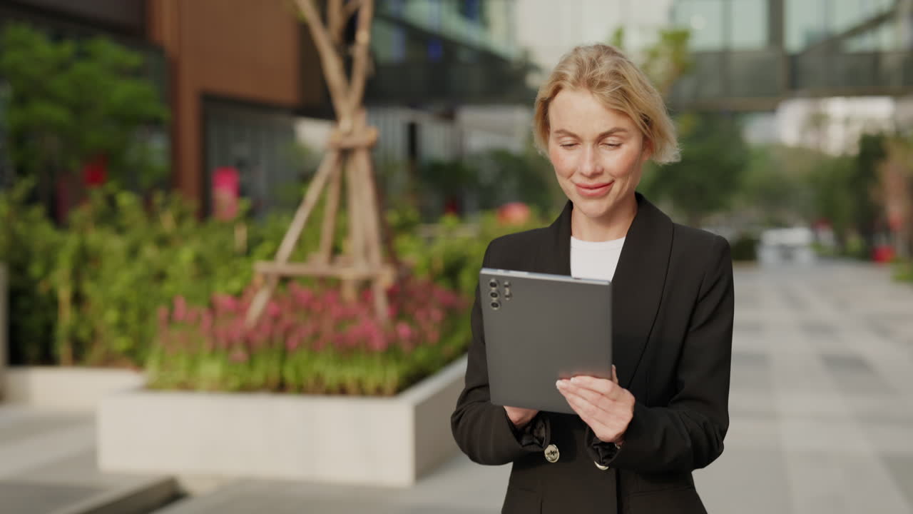 forretningsmand, der bruger tablet udendørs
