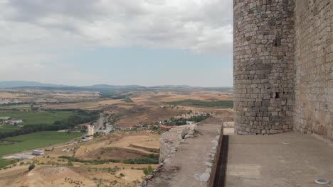 Vista-Desde-El-Costado-De-Un-Antiguo-Castillo-Ubicado-En-Lo-Alto-De-Una-Colina-En-Jadraque,-Guadalajara