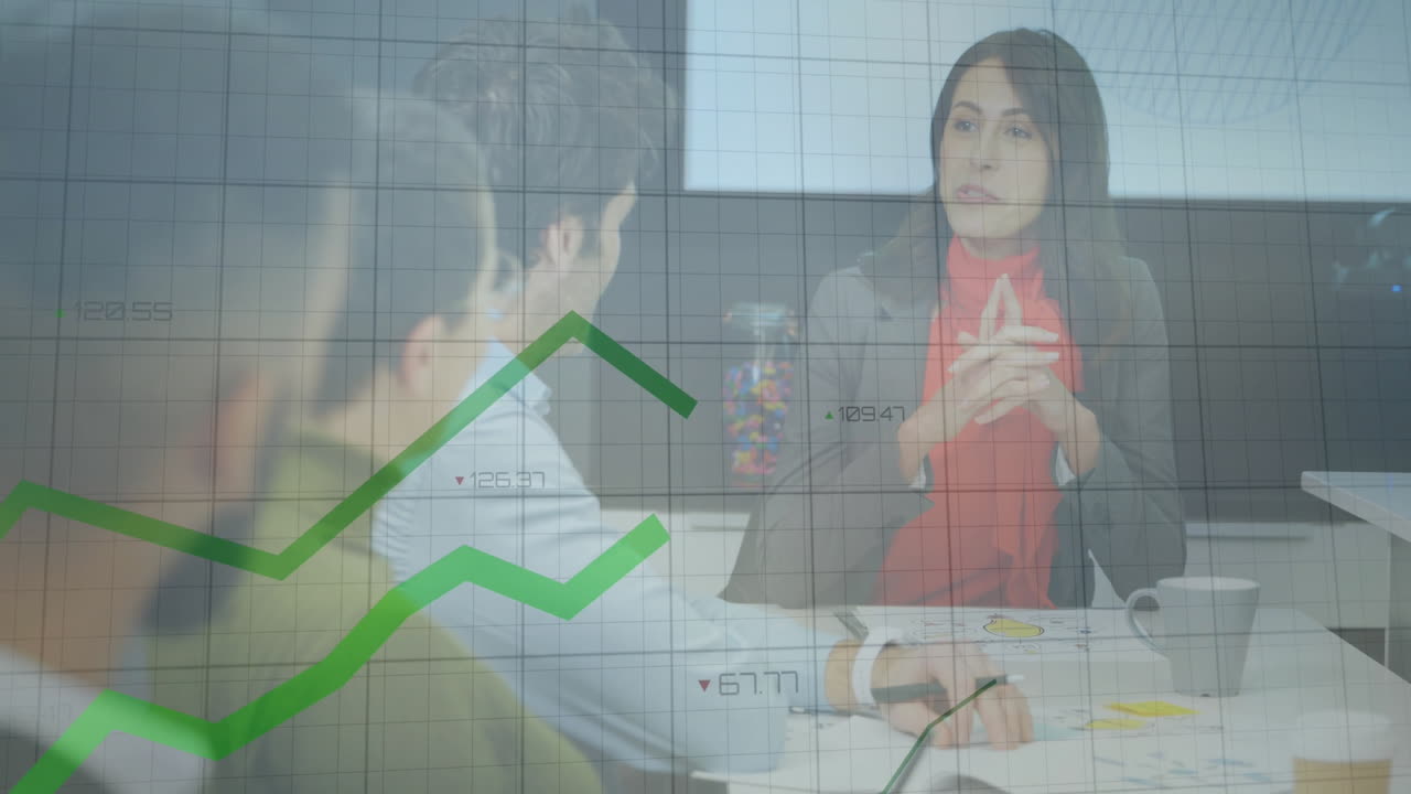 animación del procesamiento de datos financieros sobre diversas personas de negocios en la oficina