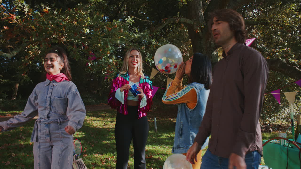 amigos celebrando al aire libre