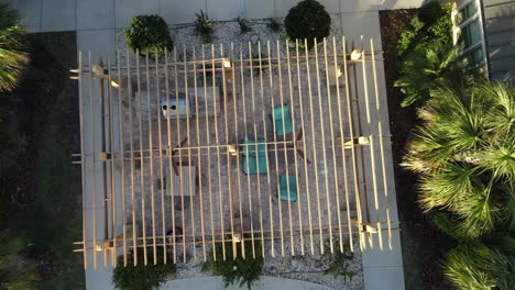 vista giratoria rápida de un enrejado de cenador debajo de un clip de dron de hora dorada