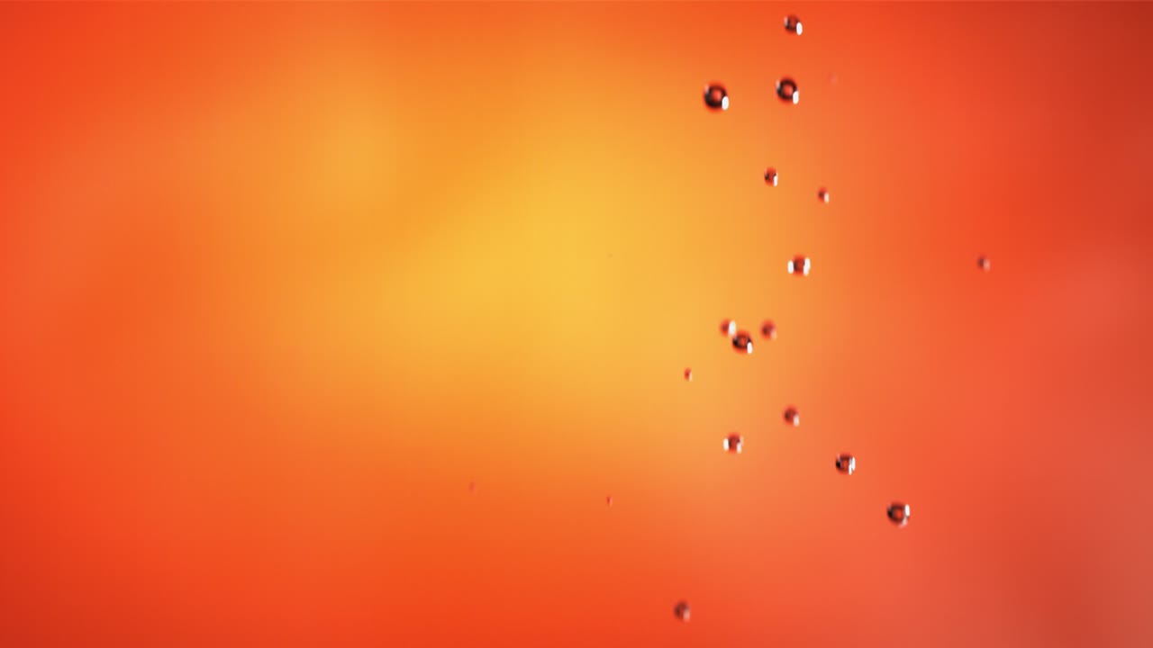 천천히 움직이는 오렌지색 배경의 그레이프프루트의 비행