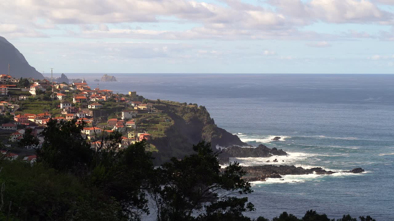 Veduta paesaggistica della città e della spiaggia nella costa settentrionale di Madeira, Portogallo, al tramonto