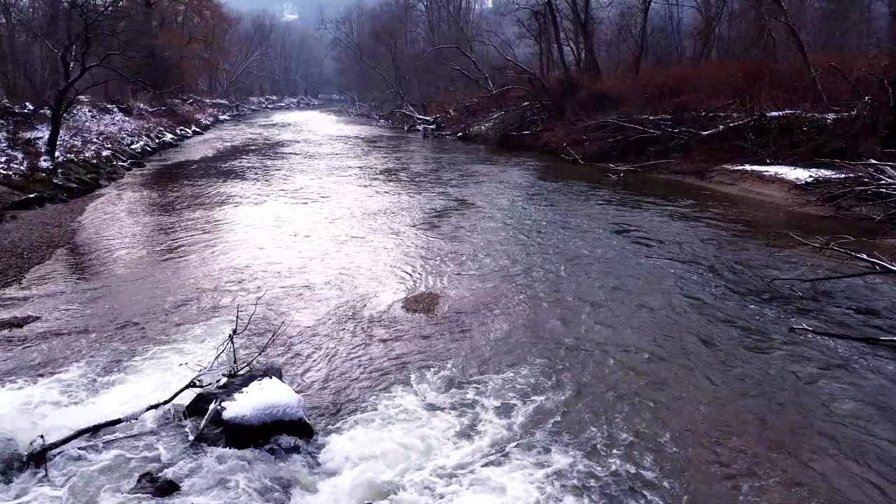 río en invierno con rocas disparo aéreo de drones