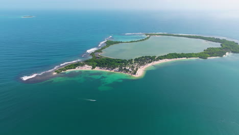 panorama de la isla de cayo sal en el parque nacional morrocoy, venezuela