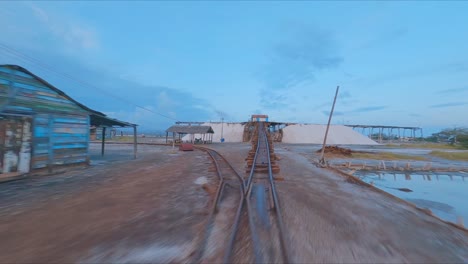 vuelo aéreo hacia atrás de drones de carreras fpv sobre solución salina, bani