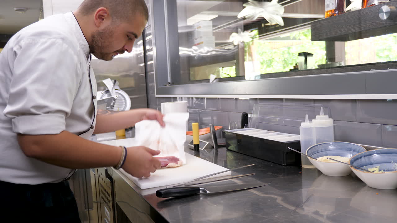 chef preparando comida en una cocina profesional