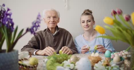 Hombre-Senior-Positivo-Y-Mujer-Sonriendo-Pascua-Amorosa