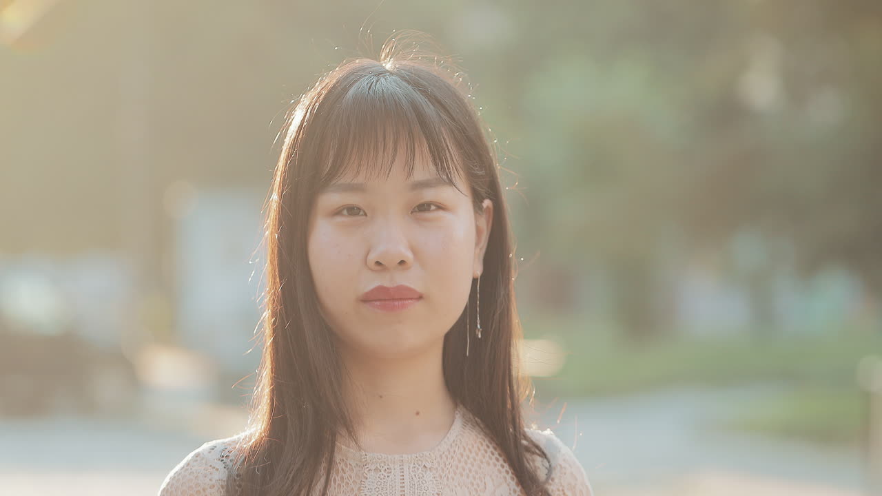 젊은 아시아 여자의 초상화