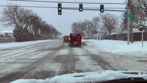 Conducir-Detrás-De-Quitanieves-Mientras-Limpian-La-Carretera-En-Un-Día-Frío-Y-Nevado