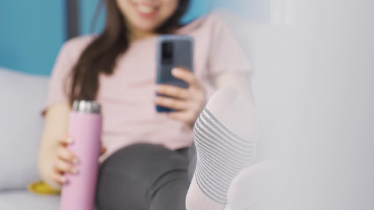 유쾌한 아시아 젊은 여성의 발과 행복한 얼굴 표정.