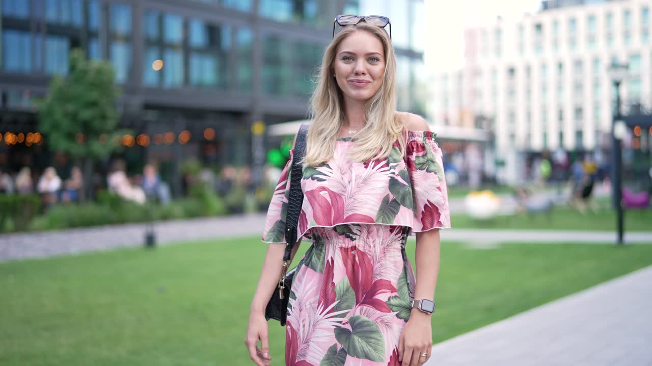 꽃 드레스 를 입은 여자