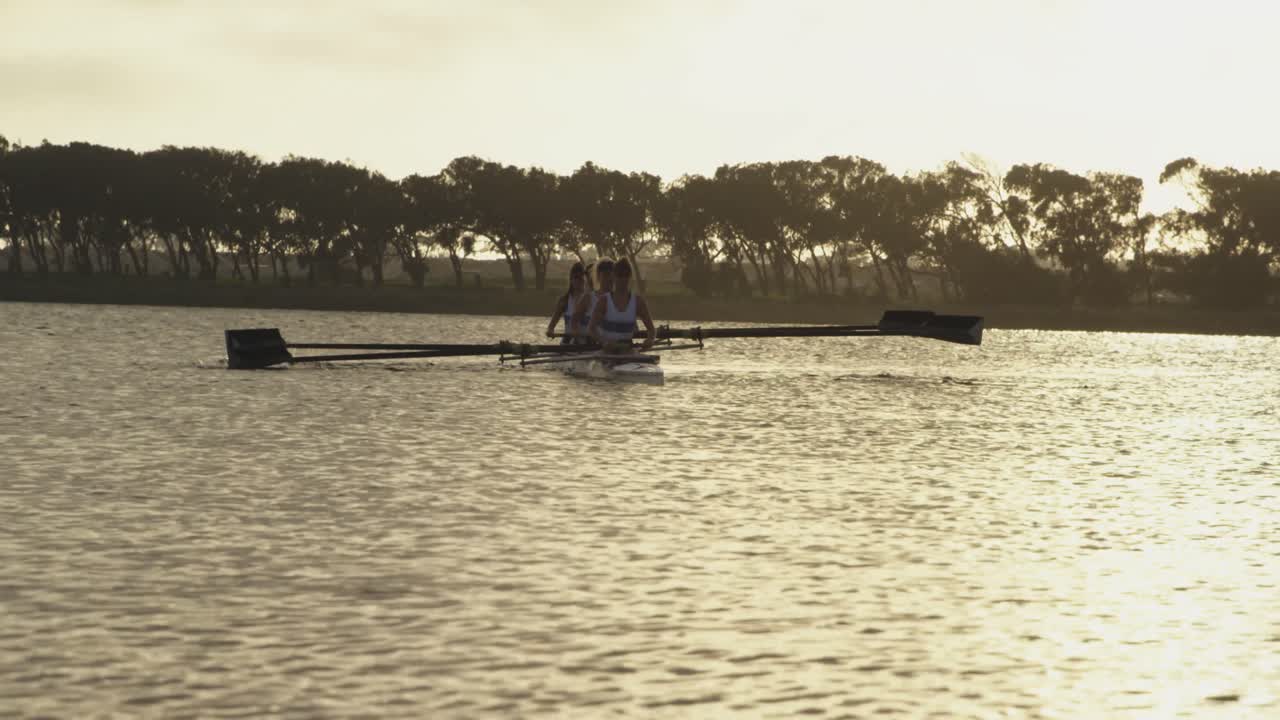 equipo de remo femenino entrenando en un río