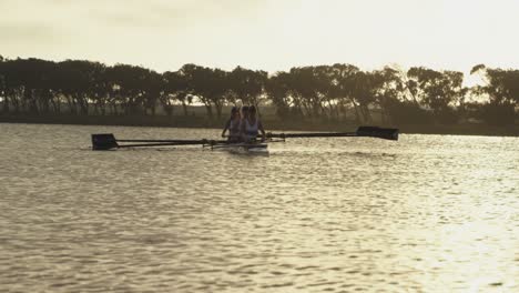 equipo de remo femenino entrenando en un río