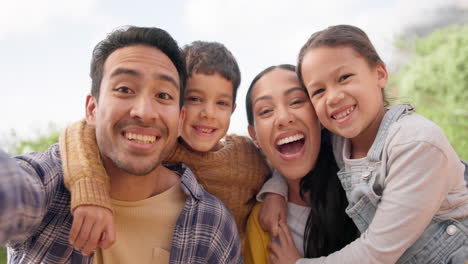 Gesicht,-Lächeln-Und-Familien-Selfie-In-Der-Natur