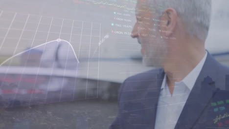 animación de procesamiento de datos sobre el empresario caucásico senior en el aeropuerto en avión