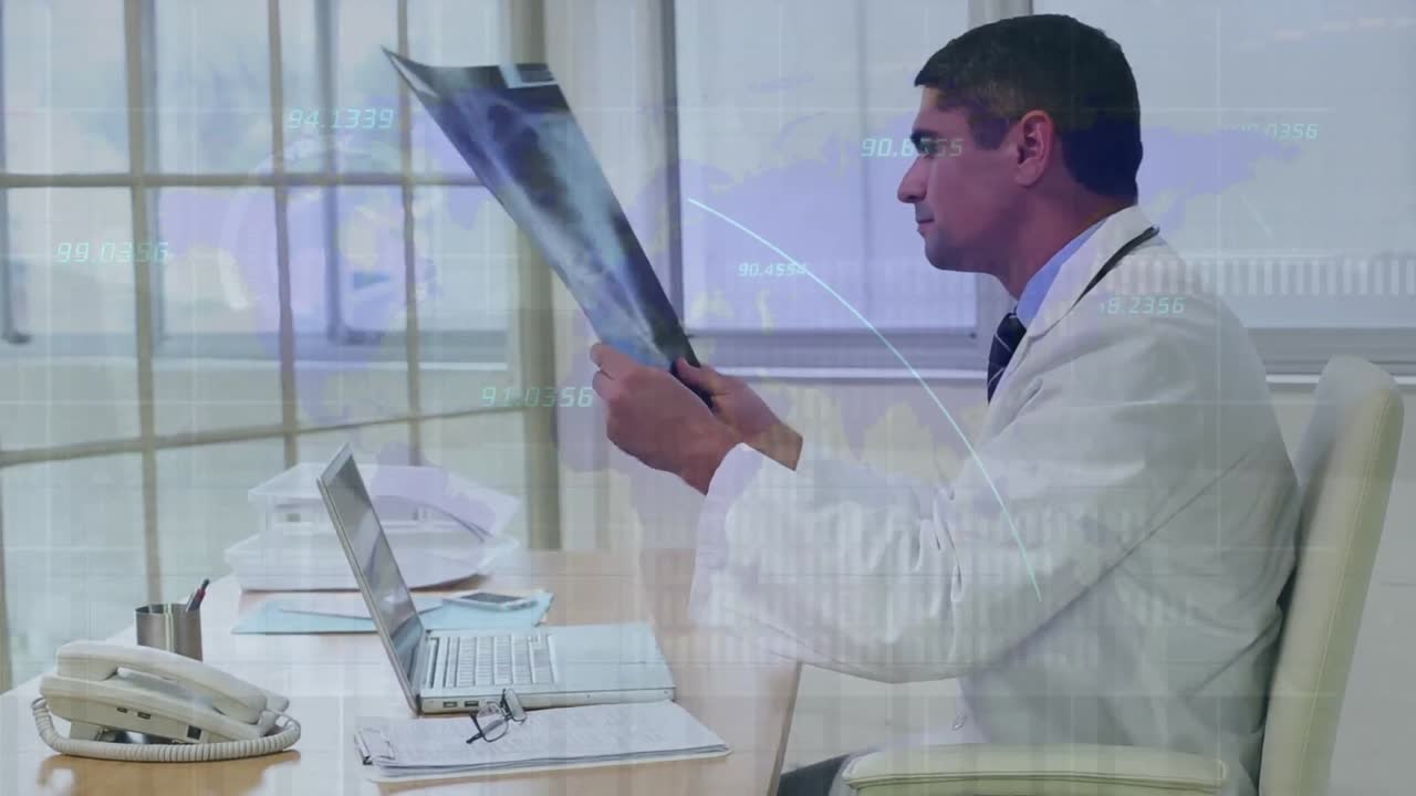 animación del procesamiento de datos estadísticos sobre un médico biracial examinando el informe de rayos x en el hospital