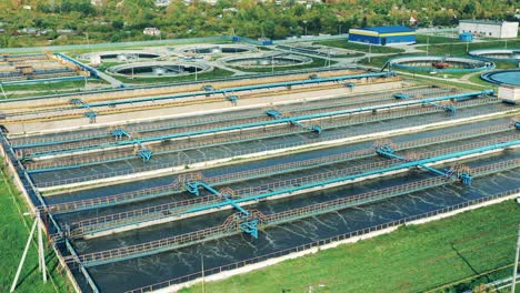 instalación de limpieza de aguas residuales en vista aérea. concepto de tratamiento de aguas residuals.